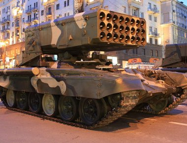Το «κτηνώδες» σύστημα ΠΕΠ TOS-1A εν δράσει στη Συρία (βίντεο)